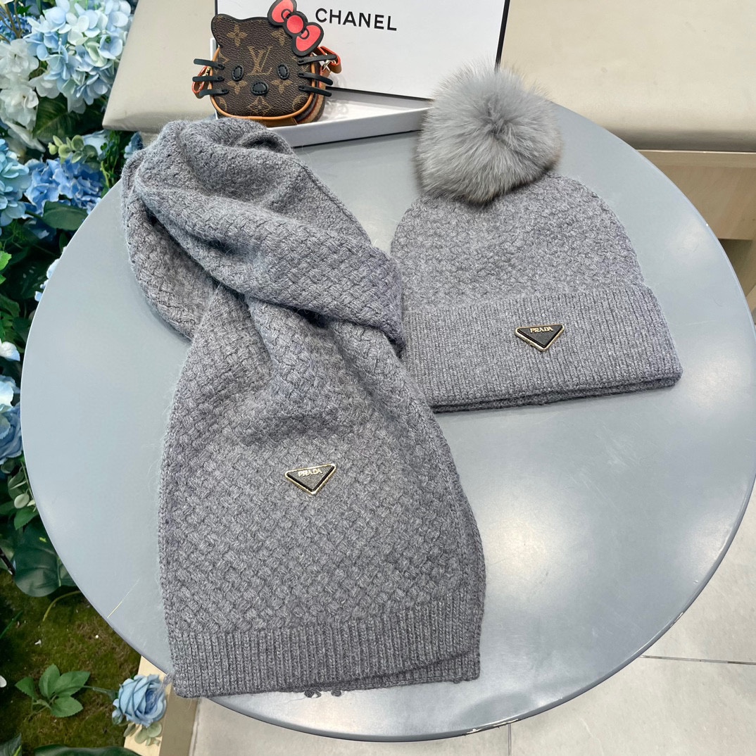 P205 普拉达【羊毛套装帽子经典套装帽子！帽子➕围巾！暖暖哒超级舒服～冬日小姐姐减龄神器哦～这个冬天你就差这么一套套装帽子啦～又保暖又时尚！