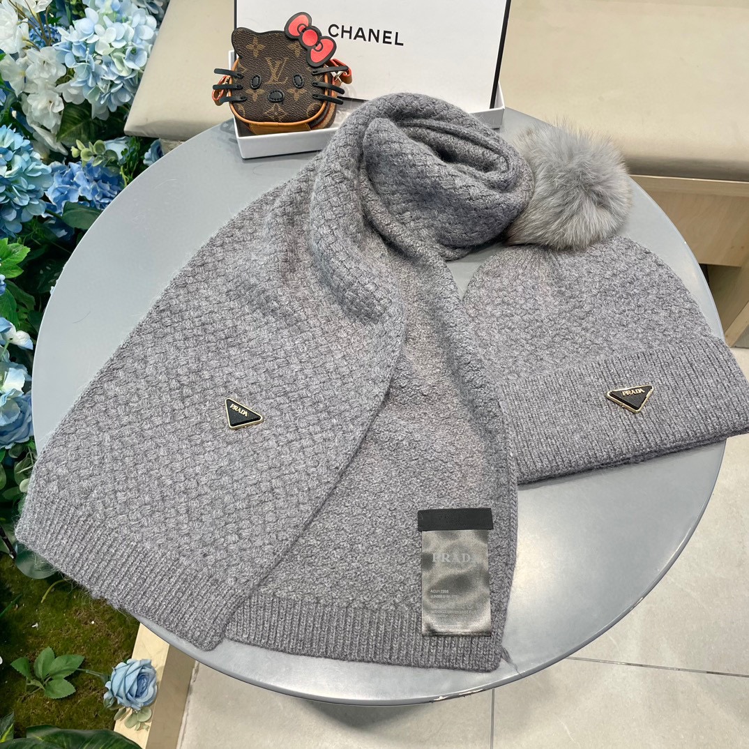 P205 普拉达【羊毛套装帽子经典套装帽子！帽子➕围巾！暖暖哒超级舒服～冬日小姐姐减龄神器哦～这个冬天你就差这么一套套装帽子啦～又保暖又时尚！