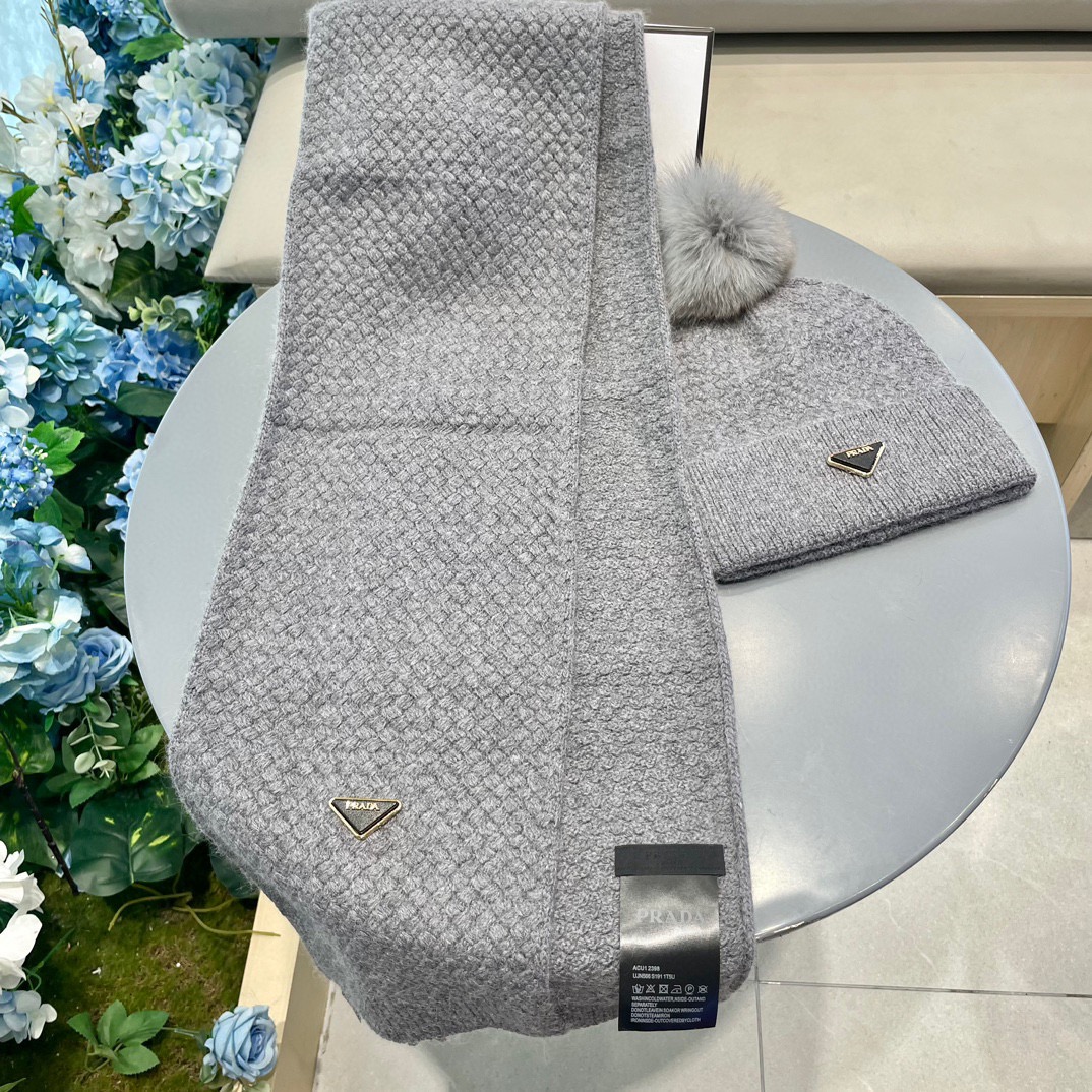 P205 普拉达【羊毛套装帽子经典套装帽子！帽子➕围巾！暖暖哒超级舒服～冬日小姐姐减龄神器哦～这个冬天你就差这么一套套装帽子啦～又保暖又时尚！
