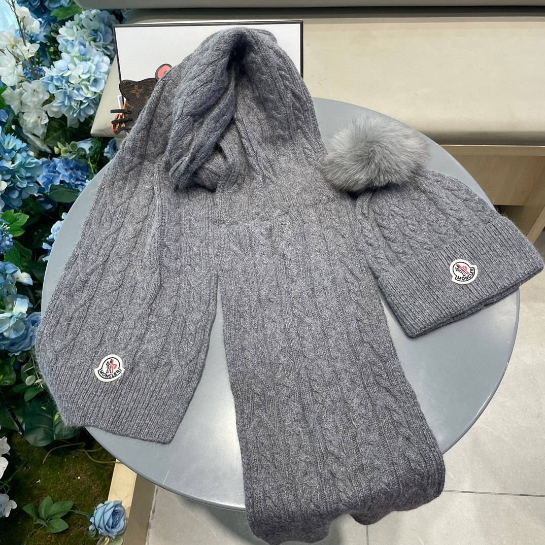 P180 蒙口。【羊毛套装帽子-带狐狸毛球】经典套装帽子！帽子➕围巾！材质：70%羊毛➕30%兔毛。暖暖哒超级舒服～冬日小姐姐减龄神器哦～这个冬天你就差这么一套套装帽子啦～又保暖又时尚！男女通用款!可以做情侣款！防伪标签吊卡齐全！多多款式，欢迎选择!