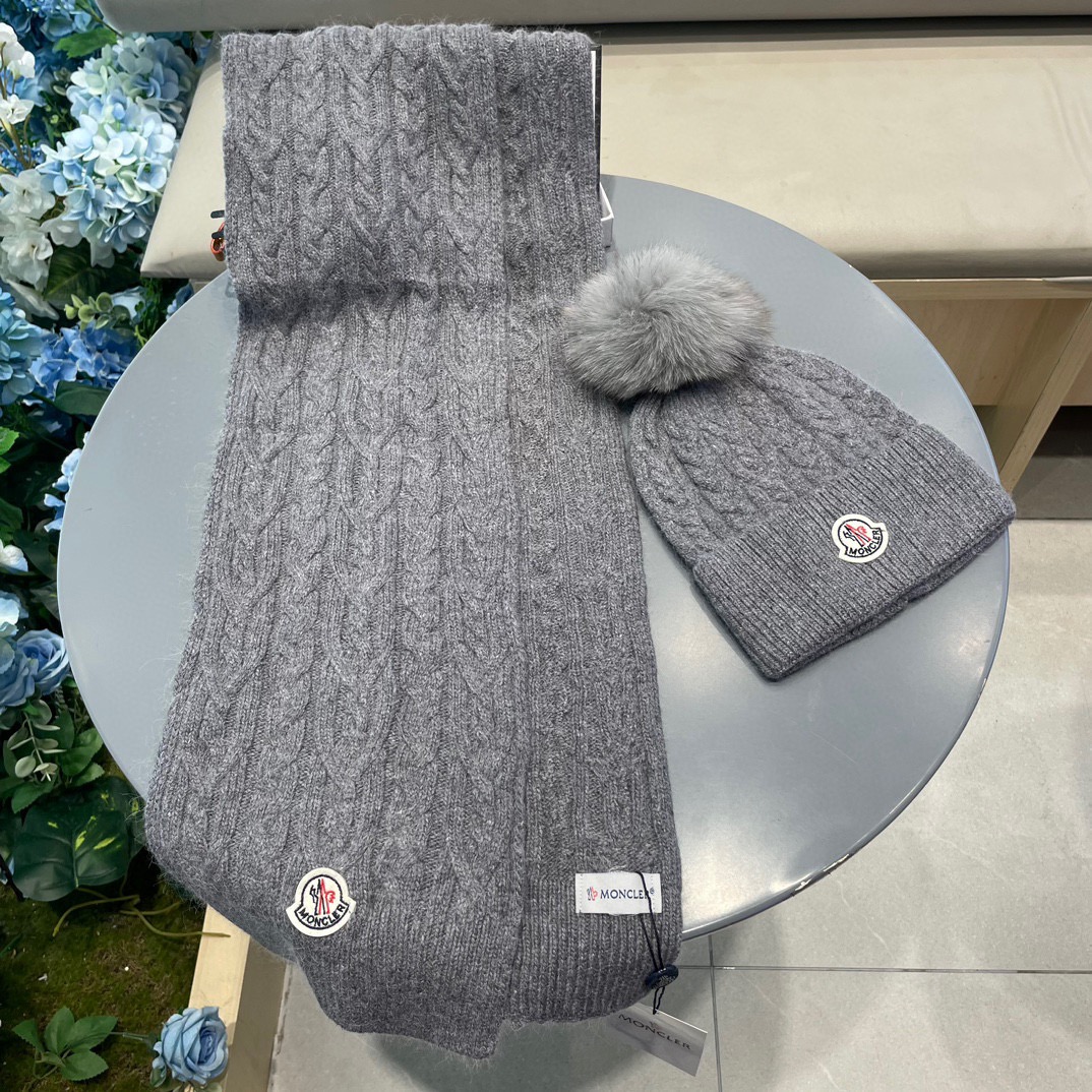 P180 蒙口。【羊毛套装帽子-带狐狸毛球】经典套装帽子！帽子➕围巾！材质：70%羊毛➕30%兔毛。暖暖哒超级舒服～冬日小姐姐减龄神器哦～这个冬天你就差这么一套套装帽子啦～又保暖又时尚！男女通用款!可以做情侣款！防伪标签吊卡齐全！多多款式，欢迎选择!