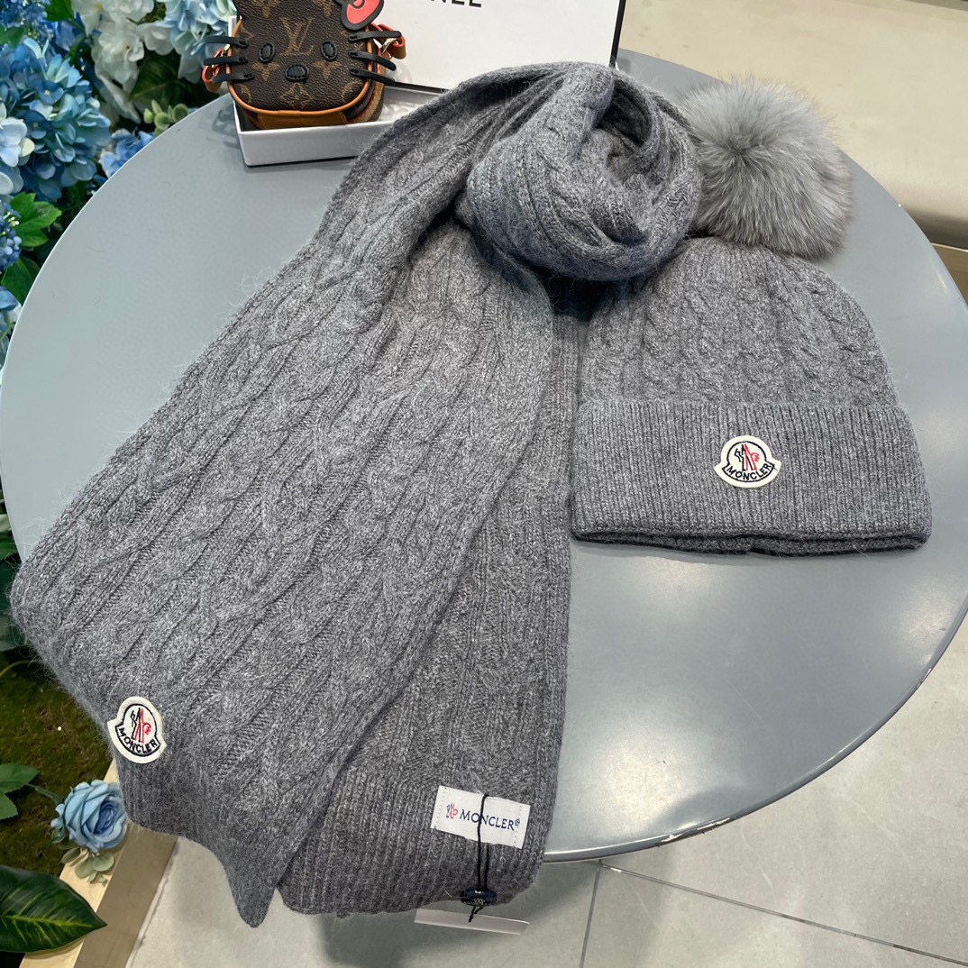 P180 蒙口。【羊毛套装帽子-带狐狸毛球】经典套装帽子！帽子➕围巾！材质：70%羊毛➕30%兔毛。暖暖哒超级舒服～冬日小姐姐减龄神器哦～这个冬天你就差这么一套套装帽子啦～又保暖又时尚！男女通用款!可以做情侣款！防伪标签吊卡齐全！多多款式，欢迎选择!