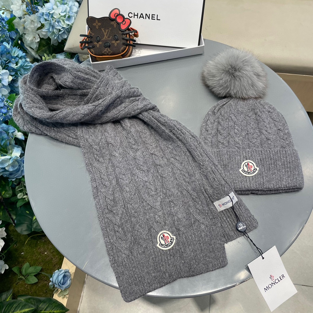 P180 蒙口。【羊毛套装帽子-带狐狸毛球】经典套装帽子！帽子➕围巾！材质：70%羊毛➕30%兔毛。暖暖哒超级舒服～冬日小姐姐减龄神器哦～这个冬天你就差这么一套套装帽子啦～又保暖又时尚！男女通用款!可以做情侣款！防伪标签吊卡齐全！多多款式，欢迎选择!