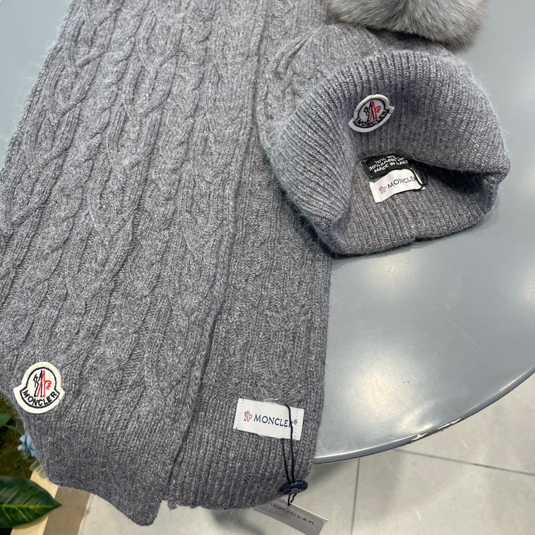 P180 蒙口。【羊毛套装帽子-带狐狸毛球】经典套装帽子！帽子➕围巾！材质：70%羊毛➕30%兔毛。暖暖哒超级舒服～冬日小姐姐减龄神器哦～这个冬天你就差这么一套套装帽子啦～又保暖又时尚！男女通用款!可以做情侣款！防伪标签吊卡齐全！多多款式，欢迎选择!