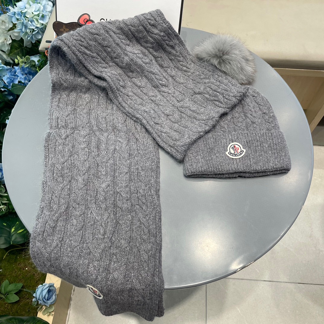 P180 蒙口。【羊毛套装帽子-带狐狸毛球】经典套装帽子！帽子➕围巾！材质：70%羊毛➕30%兔毛。暖暖哒超级舒服～冬日小姐姐减龄神器哦～这个冬天你就差这么一套套装帽子啦～又保暖又时尚！男女通用款!可以做情侣款！防伪标签吊卡齐全！多多款式，欢迎选择!