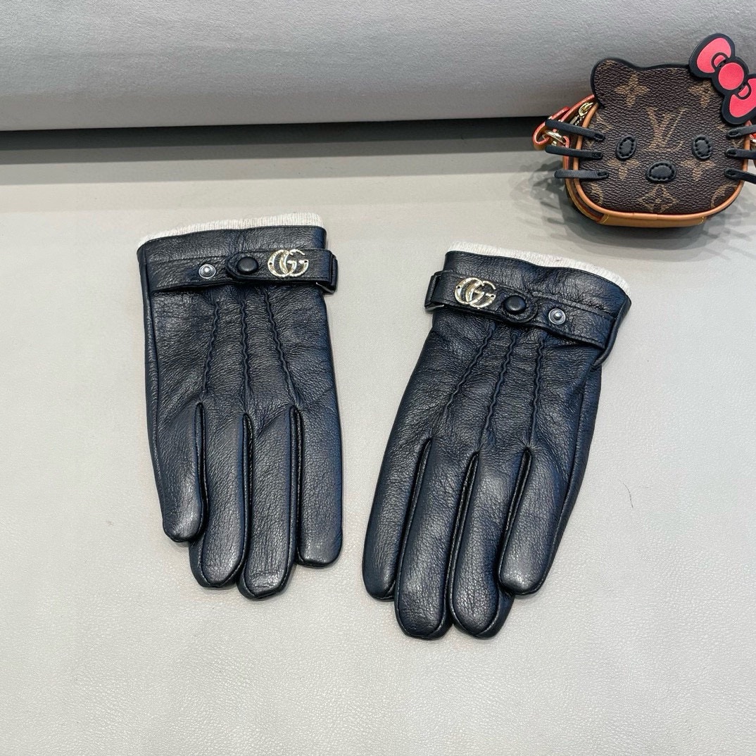 Warm and Stylish: Moncler’s Winter Velvet Gloves for Women