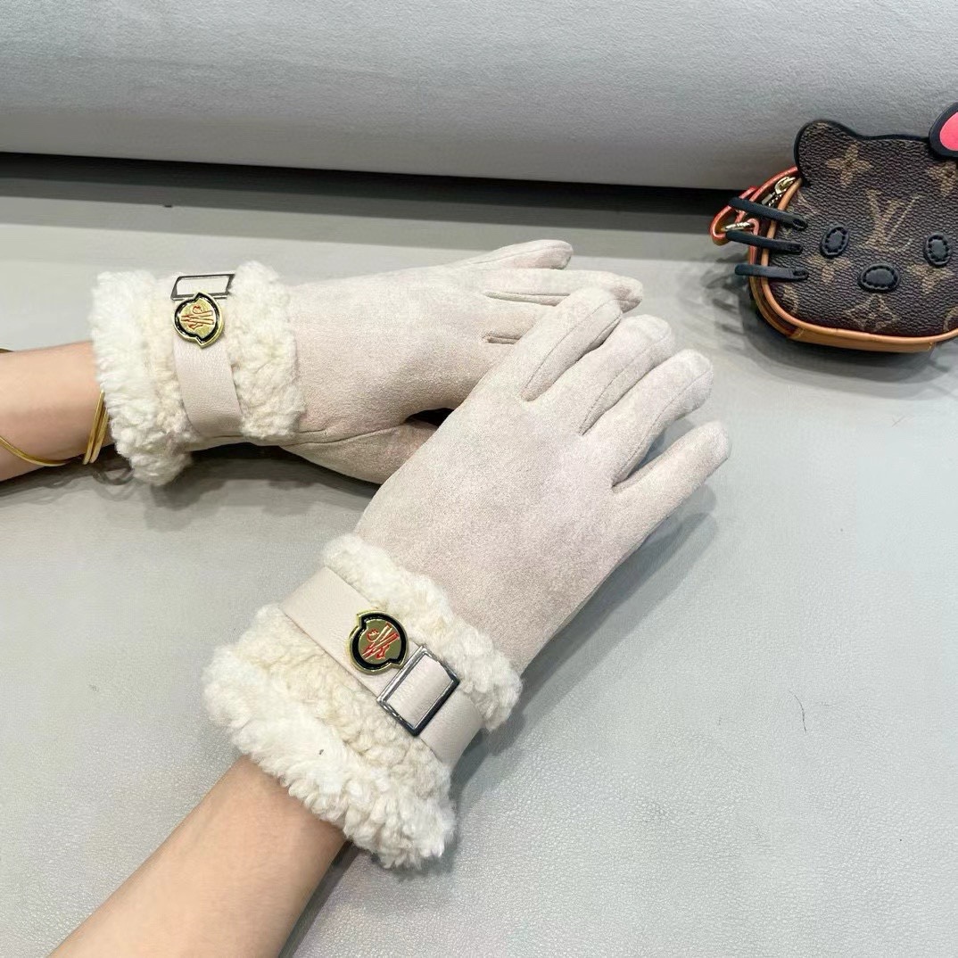 Moncler’s Winter Velvet Gloves: Thicker Velvet and Warmer Protection for Women - 图片 1