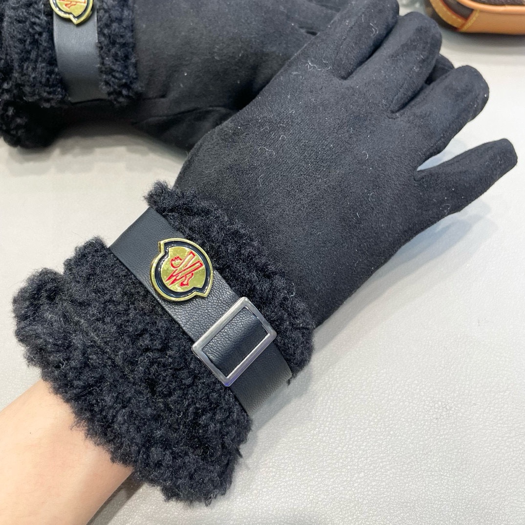 Luxurious Winter Gloves for Women: Moncler’s Thick Velvet and Warm Pelts - 图片 2