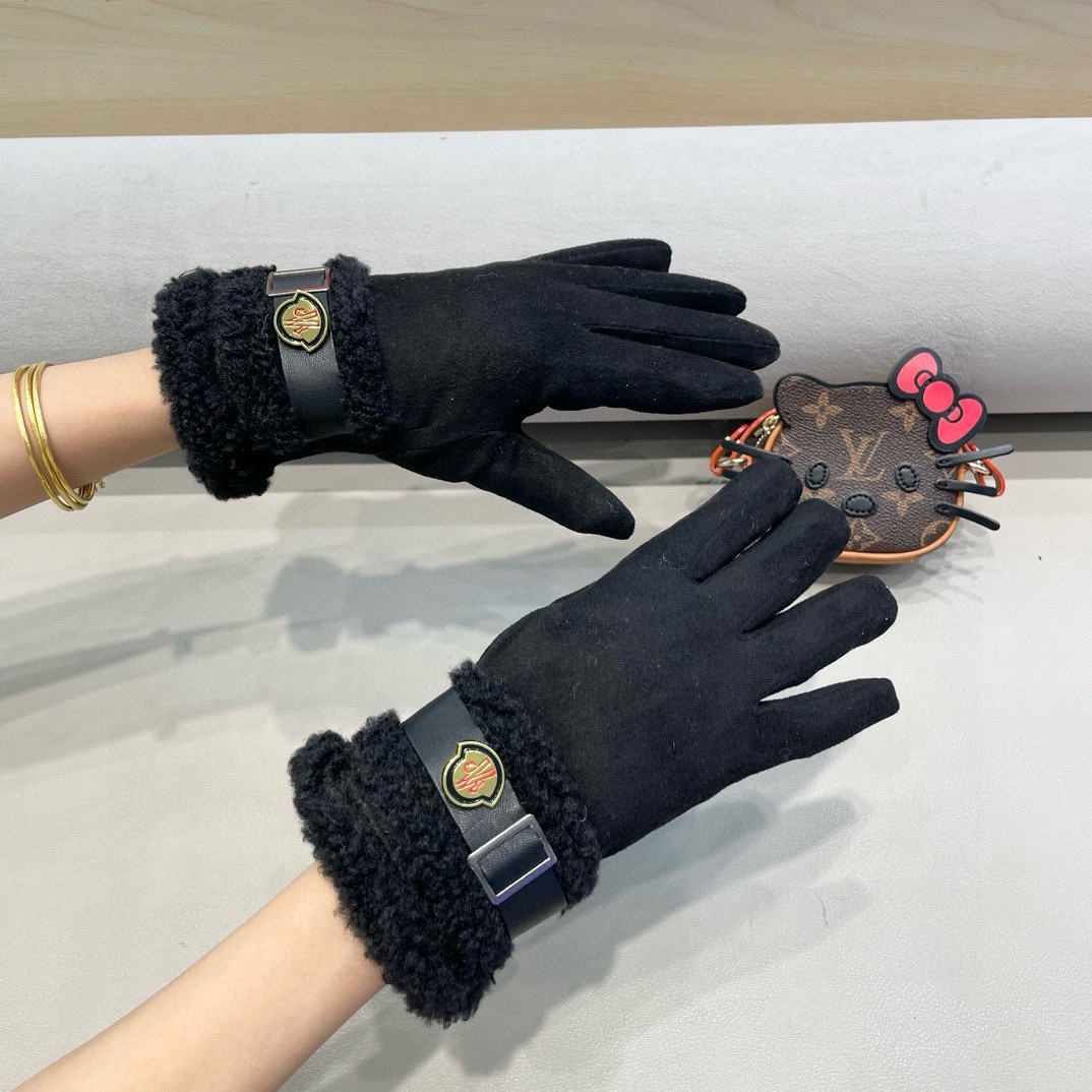 Luxurious Winter Gloves for Women: Moncler’s Thick Velvet and Warm Pelts - 图片 3