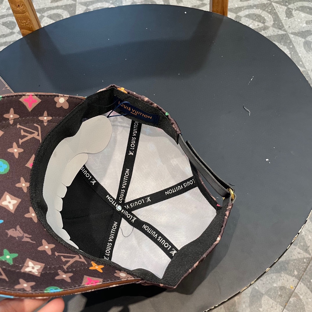  lv 路易威登很火的一款棒球帽
简约大气 高逼格好物～格调有个性
彩印LOGO  布面帽顶透气舒服
四