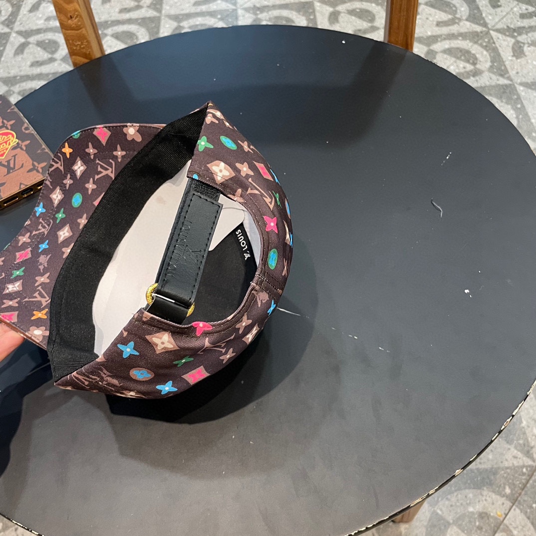  lv 路易威登很火的一款棒球帽
简约大气 高逼格好物～格调有个性
彩印LOGO  布面帽顶透气舒服
四