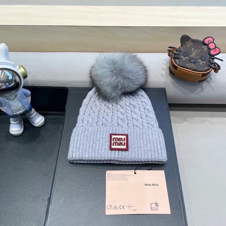 NO:217906,MIU MIU Wool hat One of the most beautiful items in autumn and winter, fox wool balls, the hair is very tight and textured!  Photographed hat Fisherman hat Baseball hat Knit hat, hat, miumiu, espadrilles, hats19860909MIU MIU 缪缪 毛线帽 秋冬颜值超高的单品之一 狐狸毛球 毛质非常紧致有质感！ 拍照很上镜帽子渔夫帽棒球帽针织帽,帽子,miumiu,espadrilles,hats,hat