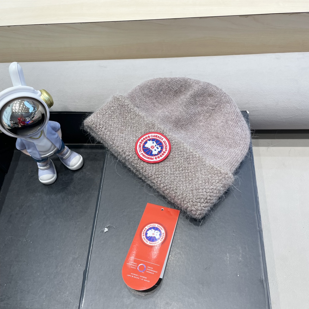 Winter Knit Hat with Ear Protection for Canadian Geese by Simone. - 图片 2