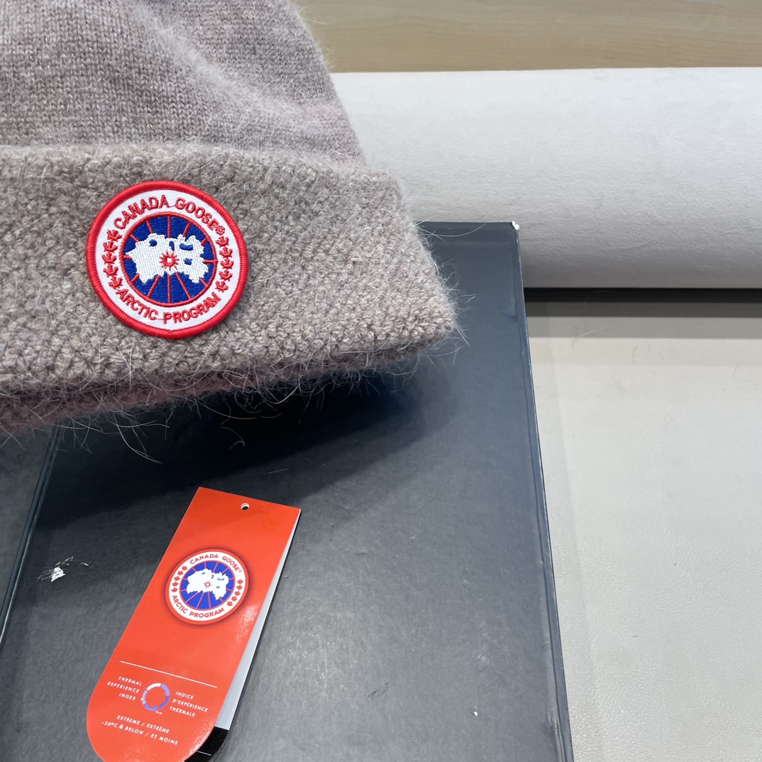 Winter Knit Hat with Ear Protection for Canadian Geese by Simone. - 图片 4