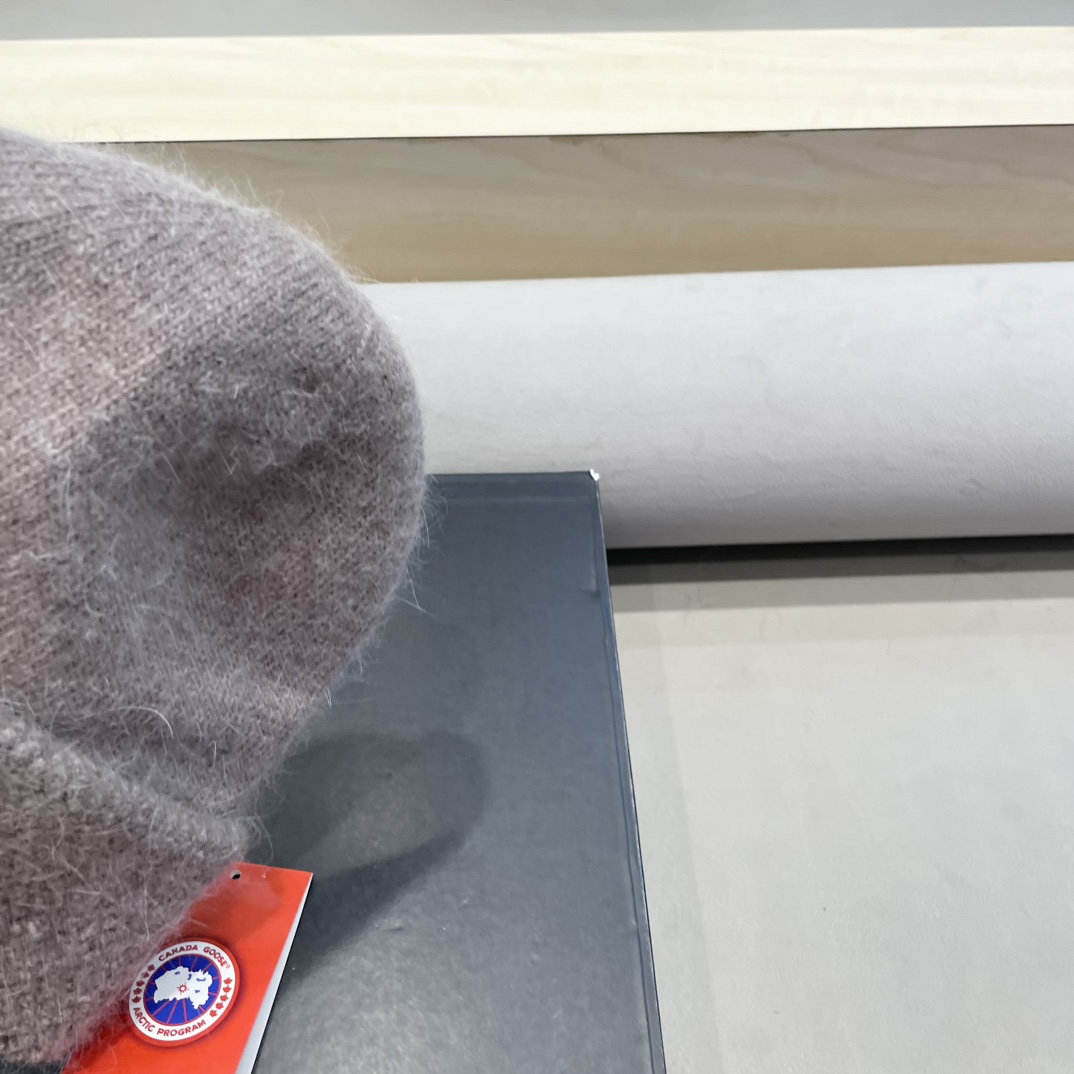 Winter Knit Hat with Ear Protection for Canadian Geese by Simone. - 图片 6