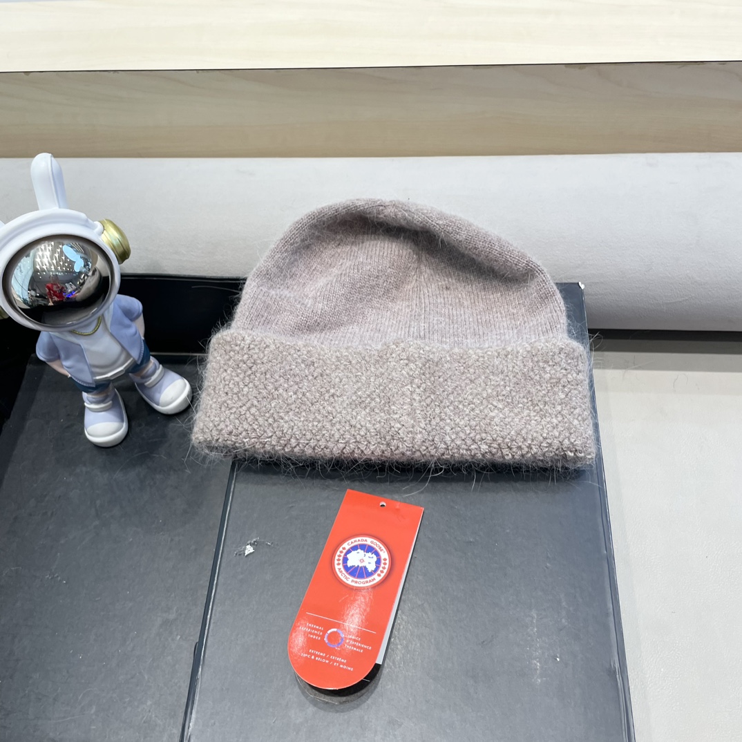 Winter Knit Hat with Ear Protection for Canadian Geese by Simone. - 图片 7