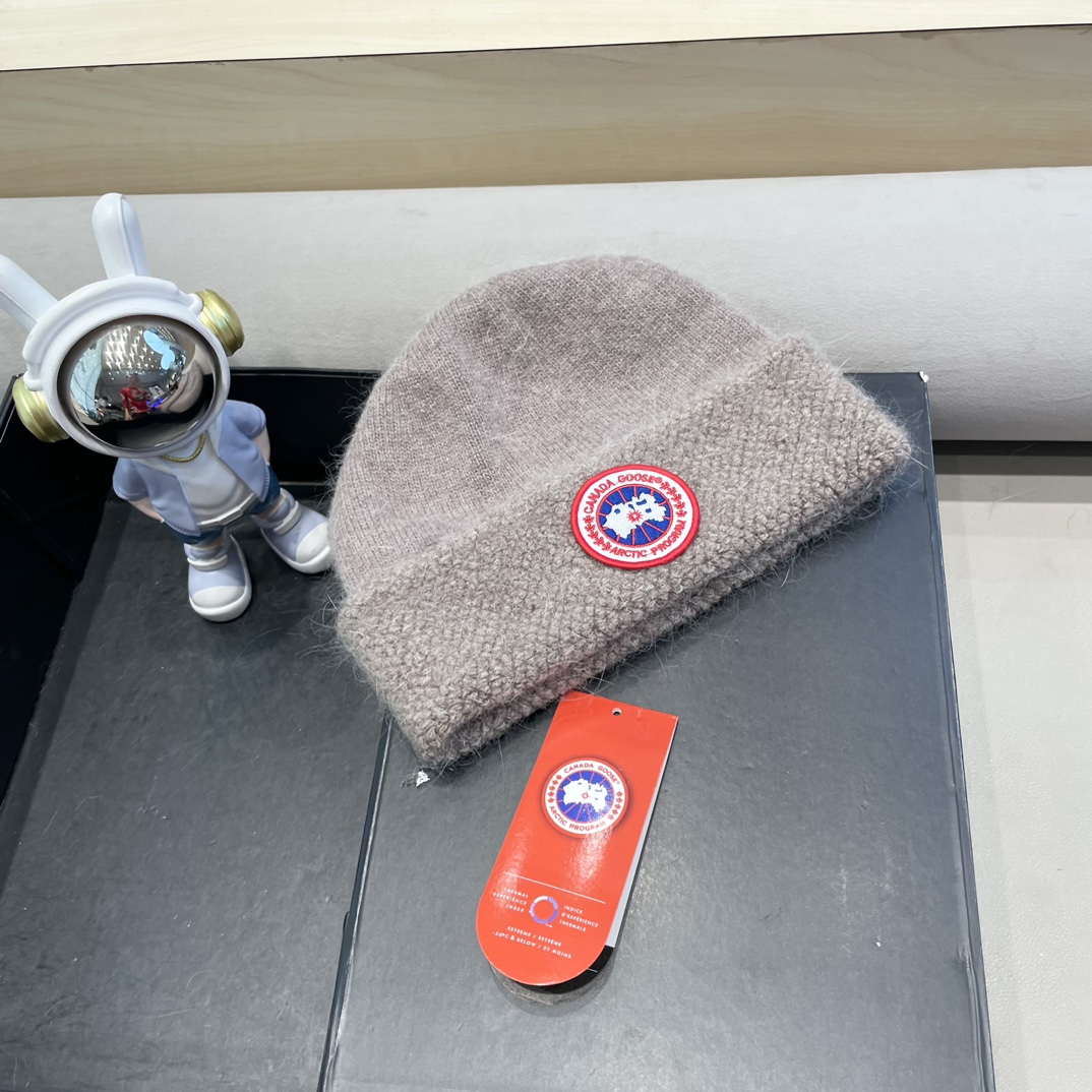 Winter Knit Hat with Ear Protection for Canadian Geese by Simone. - 图片 3