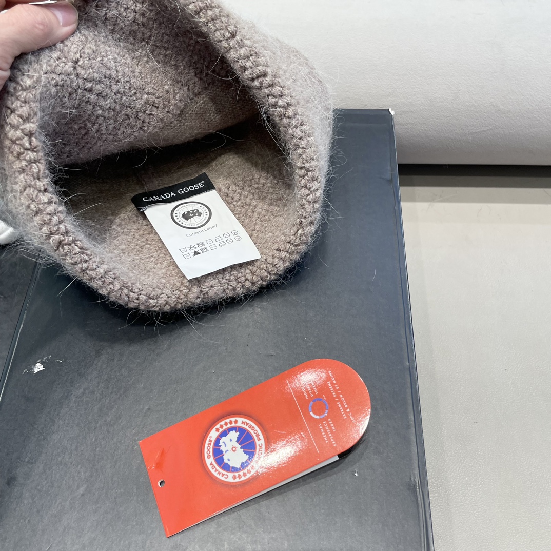 Winter Knit Hat with Ear Protection for Canadian Geese by Simone. - 图片 9