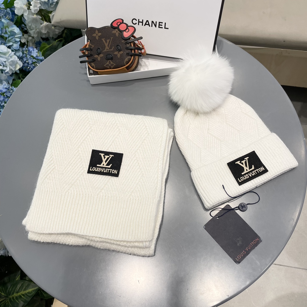 LV2件套羊毛套装狐狸毛帽子围巾经典套装帽子！暖暖哒超级舒服冬日小姐姐减龄神器哦这个冬天你就差这么一套套