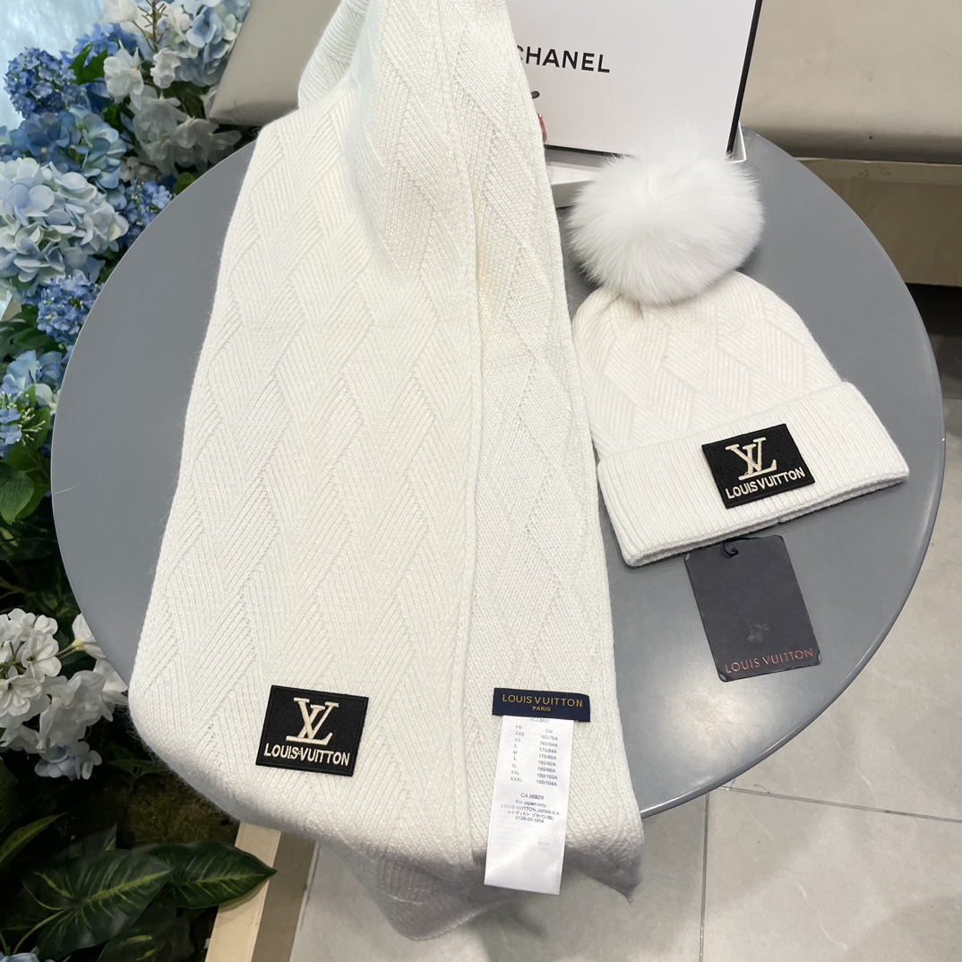LV2件套羊毛套装狐狸毛帽子围巾经典套装帽子！暖暖哒超级舒服冬日小姐姐减龄神器哦这个冬天你就差这么一套套