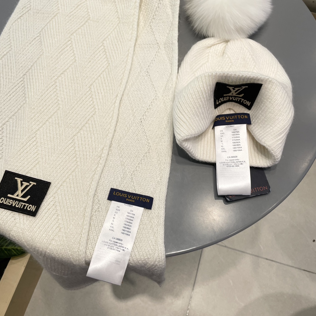 LV2件套羊毛套装狐狸毛帽子围巾经典套装帽子！暖暖哒超级舒服冬日小姐姐减龄神器哦这个冬天你就差这么一套套
