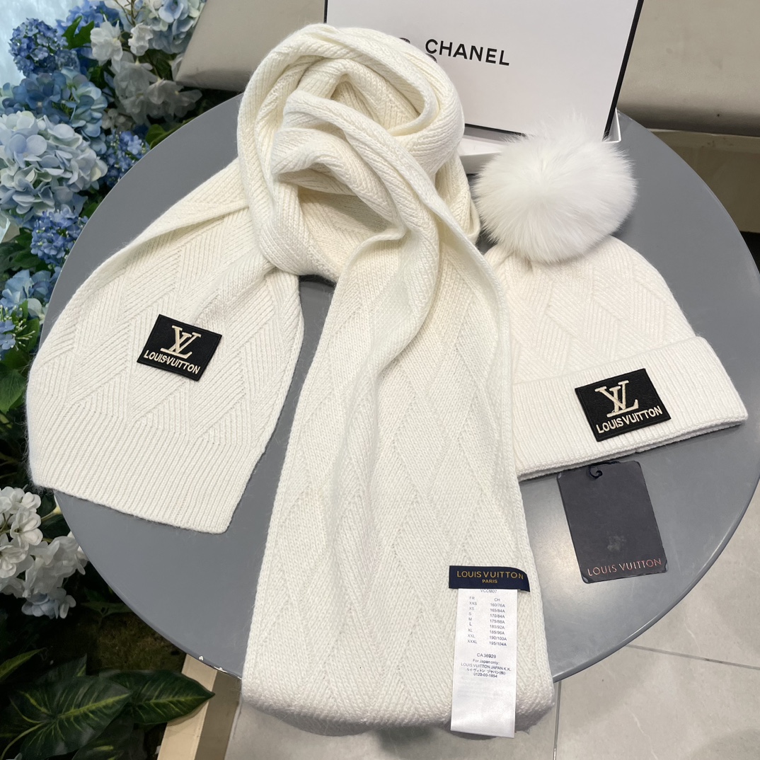 LV2件套羊毛套装狐狸毛帽子围巾经典套装帽子！暖暖哒超级舒服冬日小姐姐减龄神器哦这个冬天你就差这么一套套
