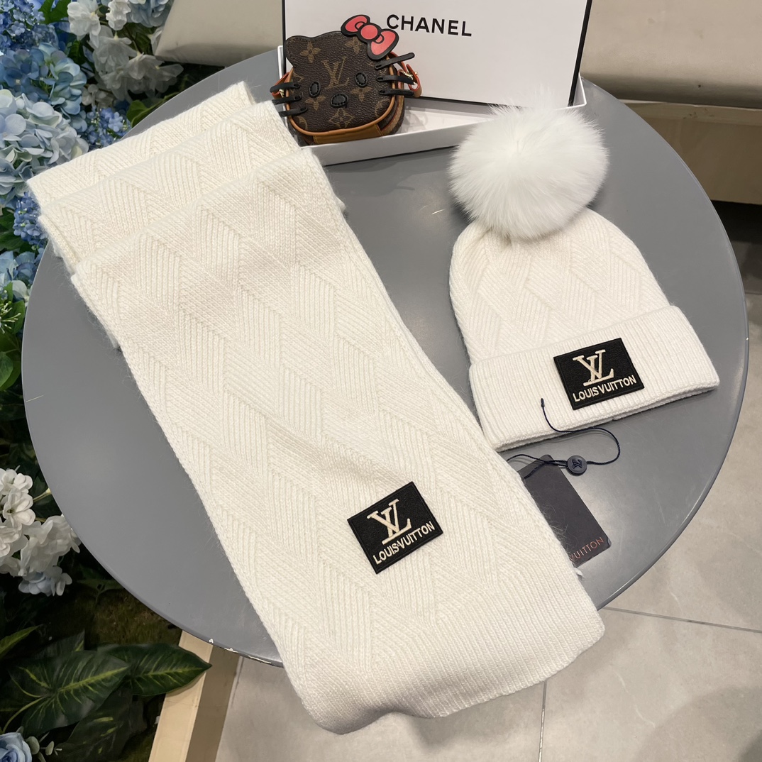 LV2件套羊毛套装狐狸毛帽子围巾经典套装帽子！暖暖哒超级舒服冬日小姐姐减龄神器哦这个冬天你就差这么一套套