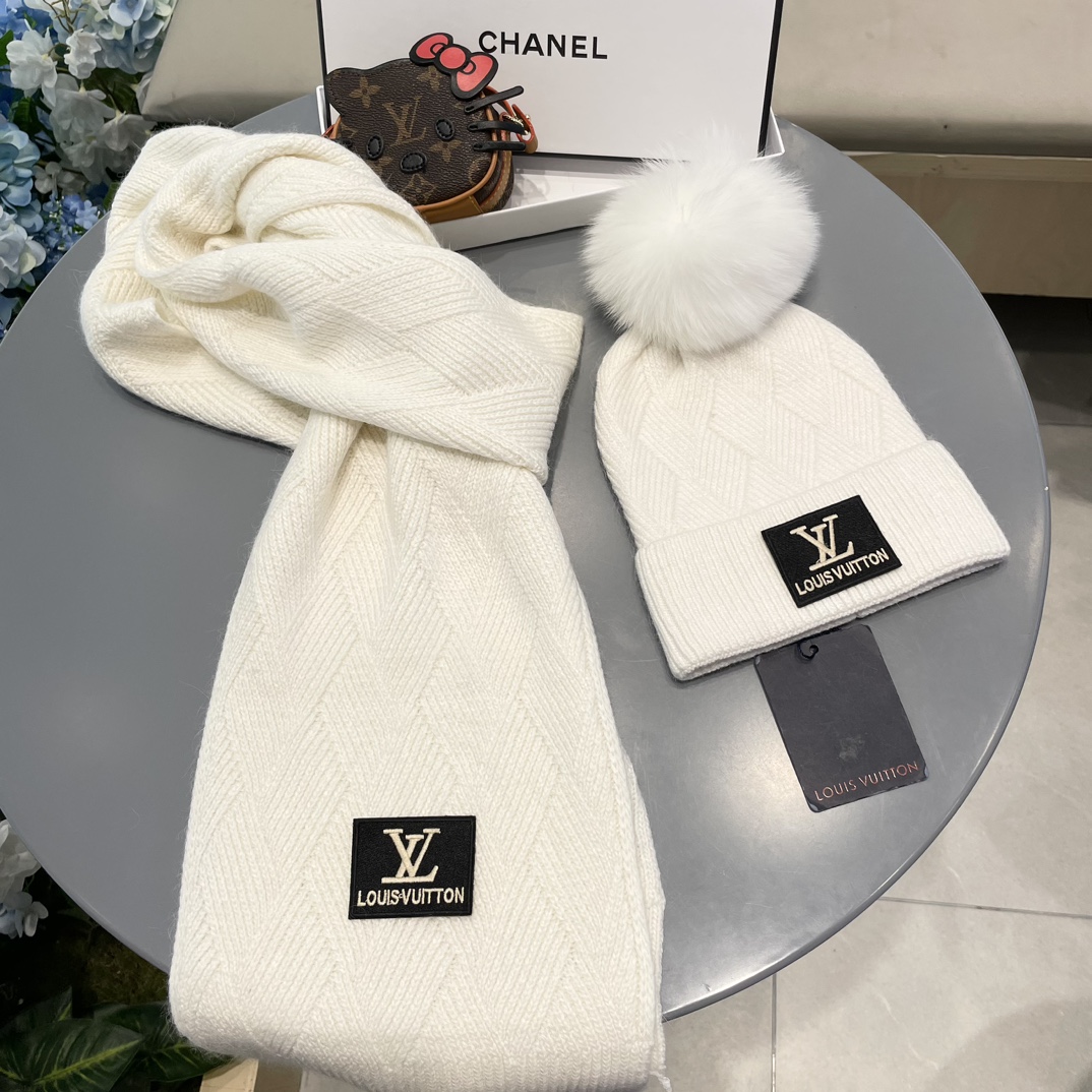 LV2件套羊毛套装狐狸毛帽子围巾经典套装帽子！暖暖哒超级舒服冬日小姐姐减龄神器哦这个冬天你就差这么一套套