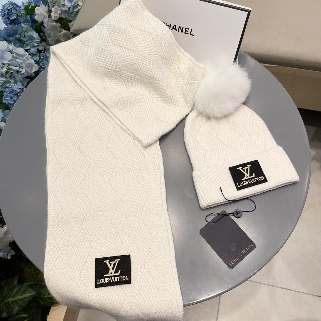 LV2件套羊毛套装狐狸毛帽子围巾经典套装帽子！暖暖哒超级舒服冬日小姐姐减龄神器哦这个冬天你就差这么一套套