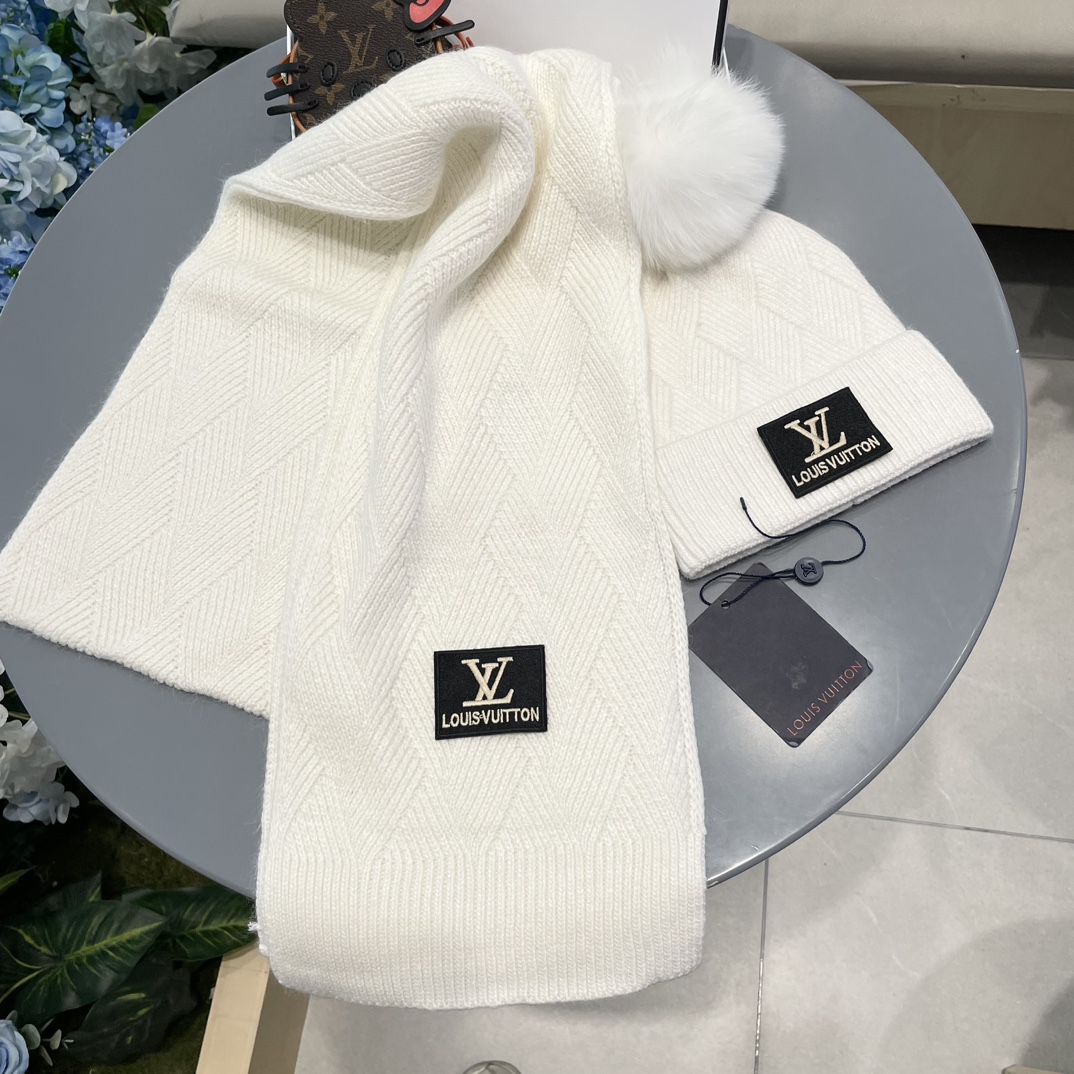LV2件套羊毛套装狐狸毛帽子围巾经典套装帽子！暖暖哒超级舒服冬日小姐姐减龄神器哦这个冬天你就差这么一套套