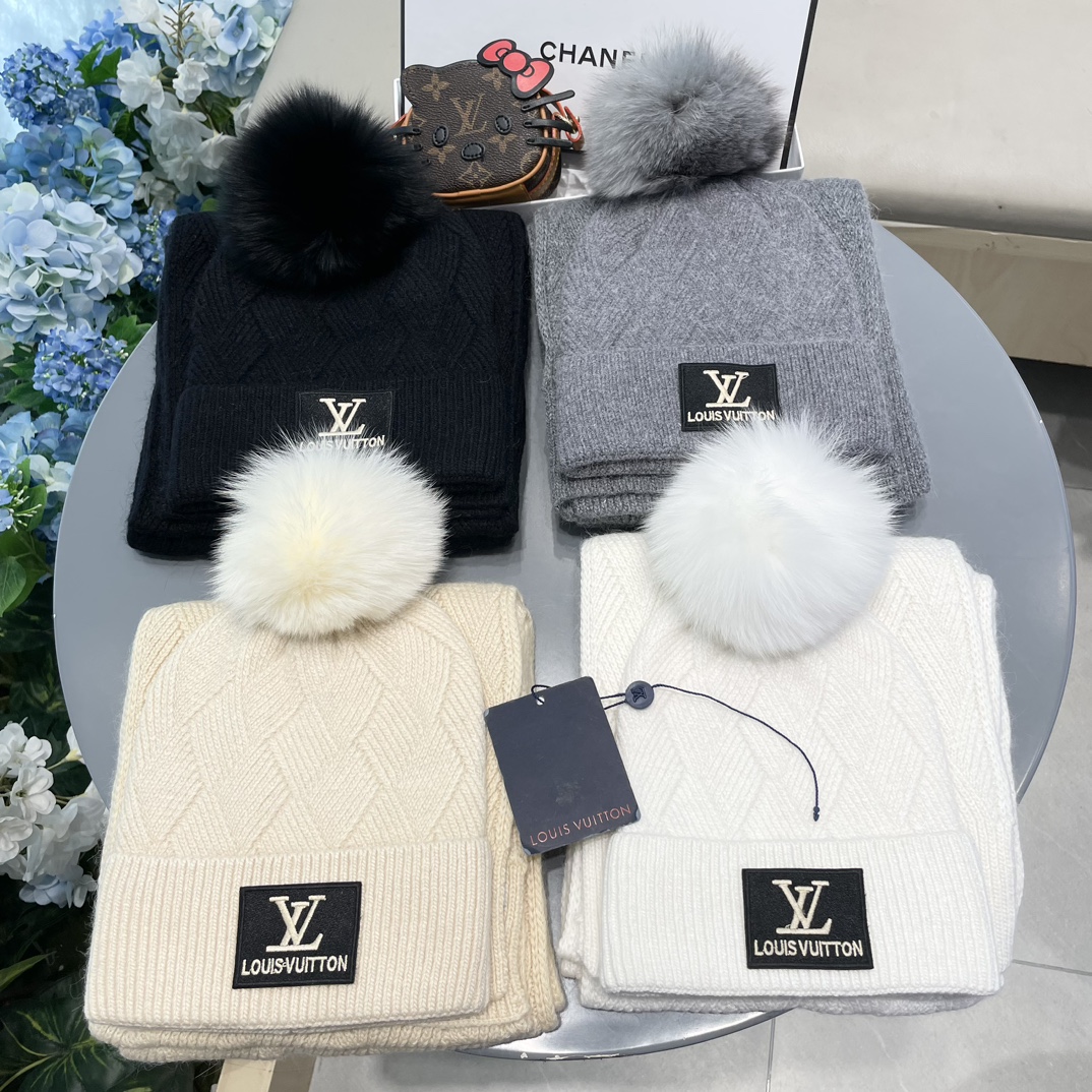 LV2件套羊毛套装狐狸毛帽子围巾经典套装帽子！暖暖哒超级舒服冬日小姐姐减龄神器哦这个冬天你就差这么一套套