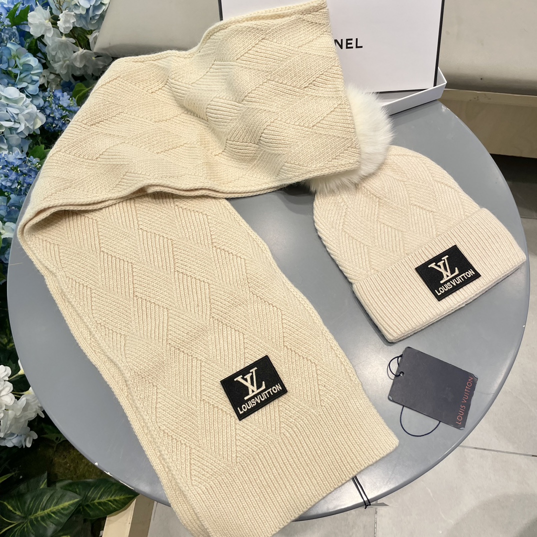LV2件套羊毛套装狐狸毛帽子围巾经典套装帽子！暖暖哒超级舒服冬日小姐姐减龄神器哦这个冬天你就差这么一套套
