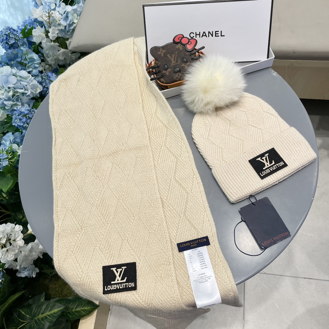 LV2件套羊毛套装狐狸毛帽子围巾经典套装帽子！暖暖哒超级舒服冬日小姐姐减龄神器哦这个冬天你就差这么一套套