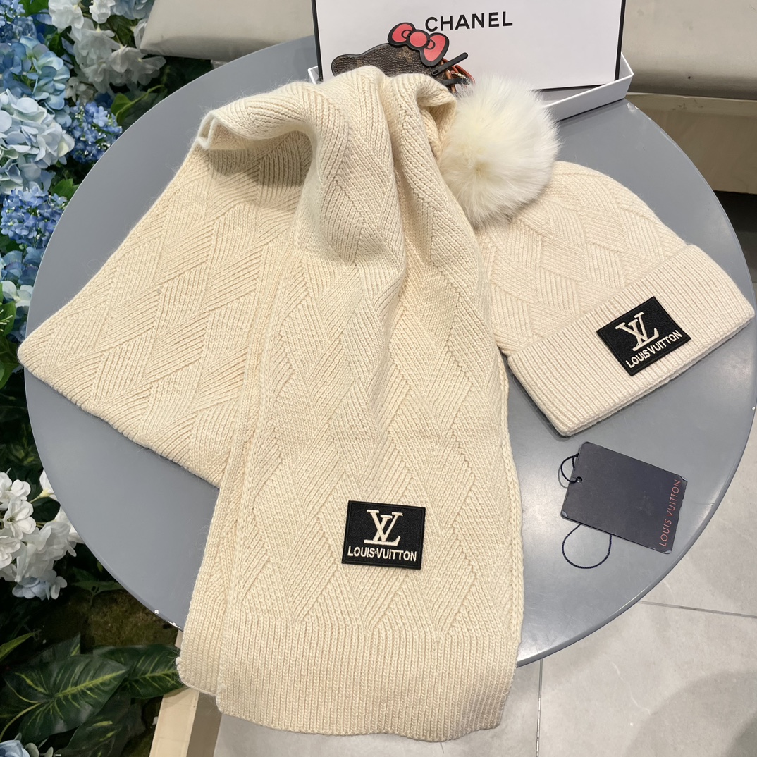LV2件套羊毛套装狐狸毛帽子围巾经典套装帽子！暖暖哒超级舒服冬日小姐姐减龄神器哦这个冬天你就差这么一套套