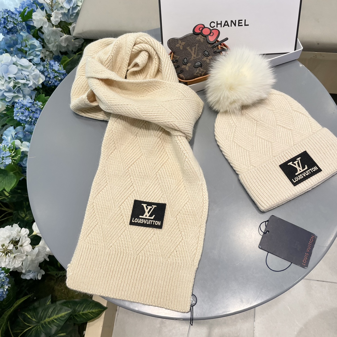 LV2件套羊毛套装狐狸毛帽子围巾经典套装帽子！暖暖哒超级舒服冬日小姐姐减龄神器哦这个冬天你就差这么一套套