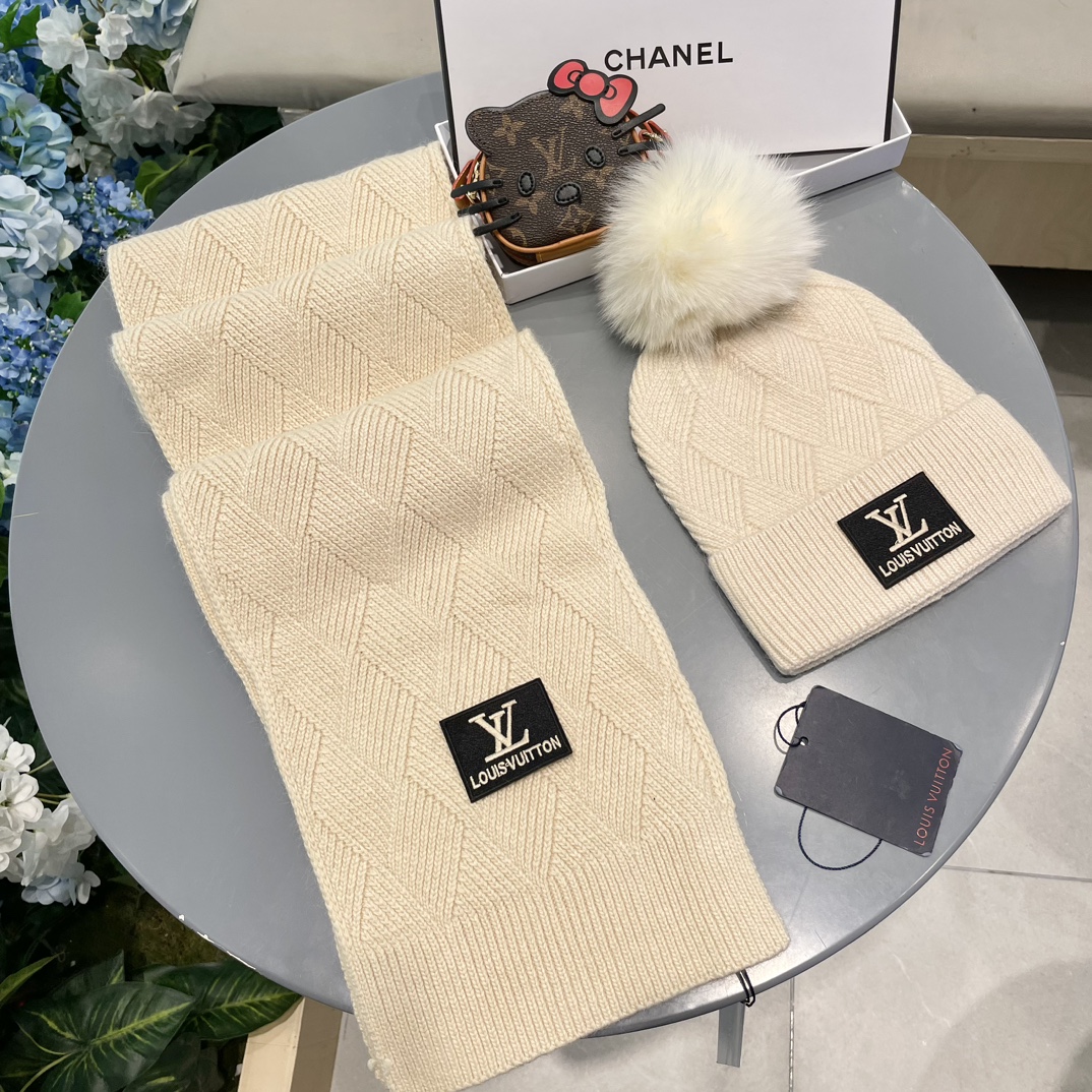 LV2件套羊毛套装狐狸毛帽子围巾经典套装帽子！暖暖哒超级舒服冬日小姐姐减龄神器哦这个冬天你就差这么一套套