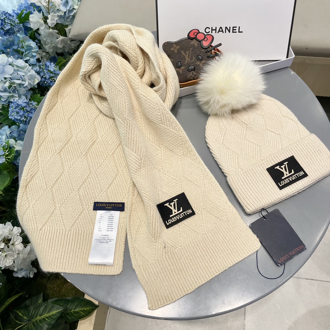 LV2件套羊毛套装狐狸毛帽子围巾经典套装帽子！暖暖哒超级舒服冬日小姐姐减龄神器哦这个冬天你就差这么一套套