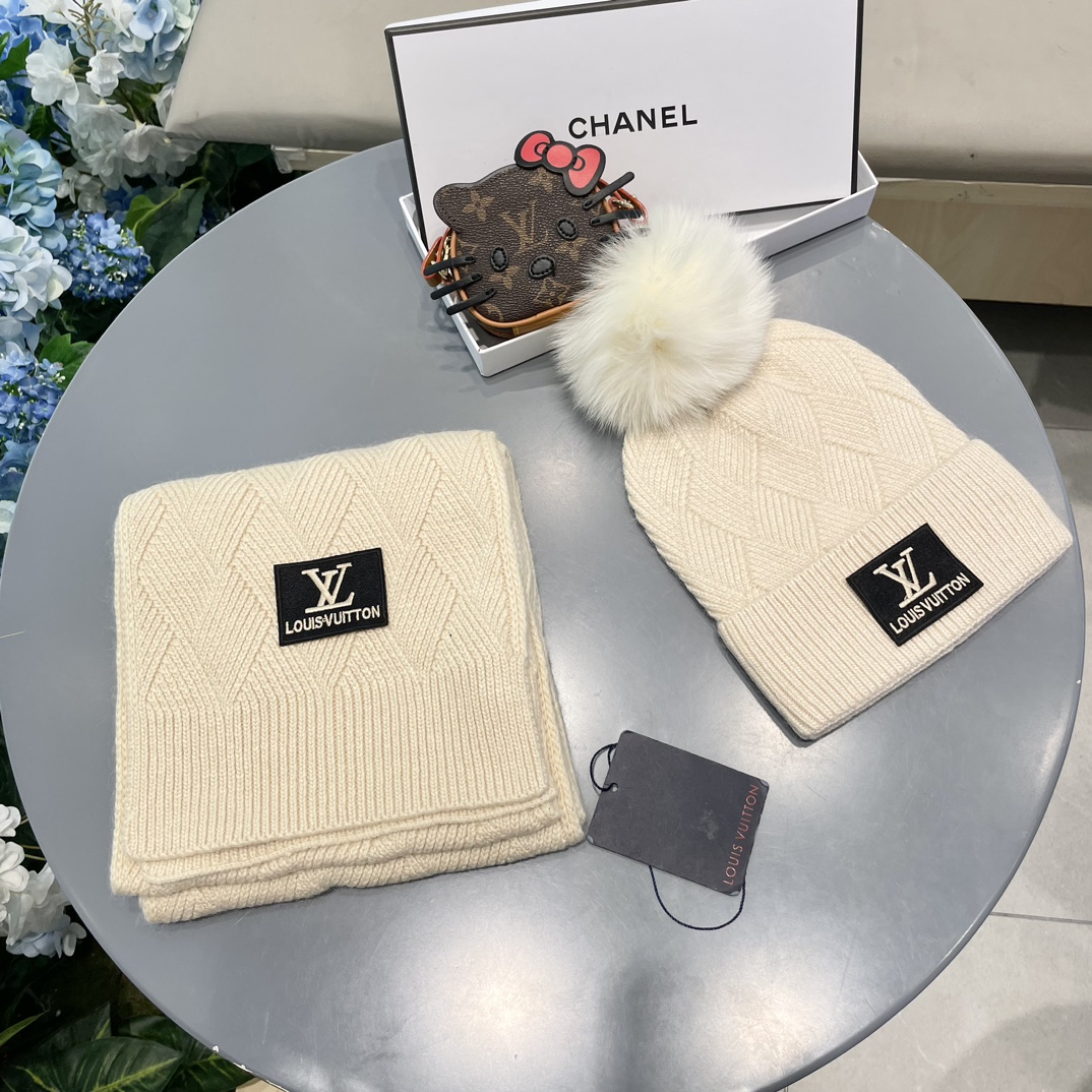LV2件套羊毛套装狐狸毛帽子围巾经典套装帽子！暖暖哒超级舒服冬日小姐姐减龄神器哦这个冬天你就差这么一套套