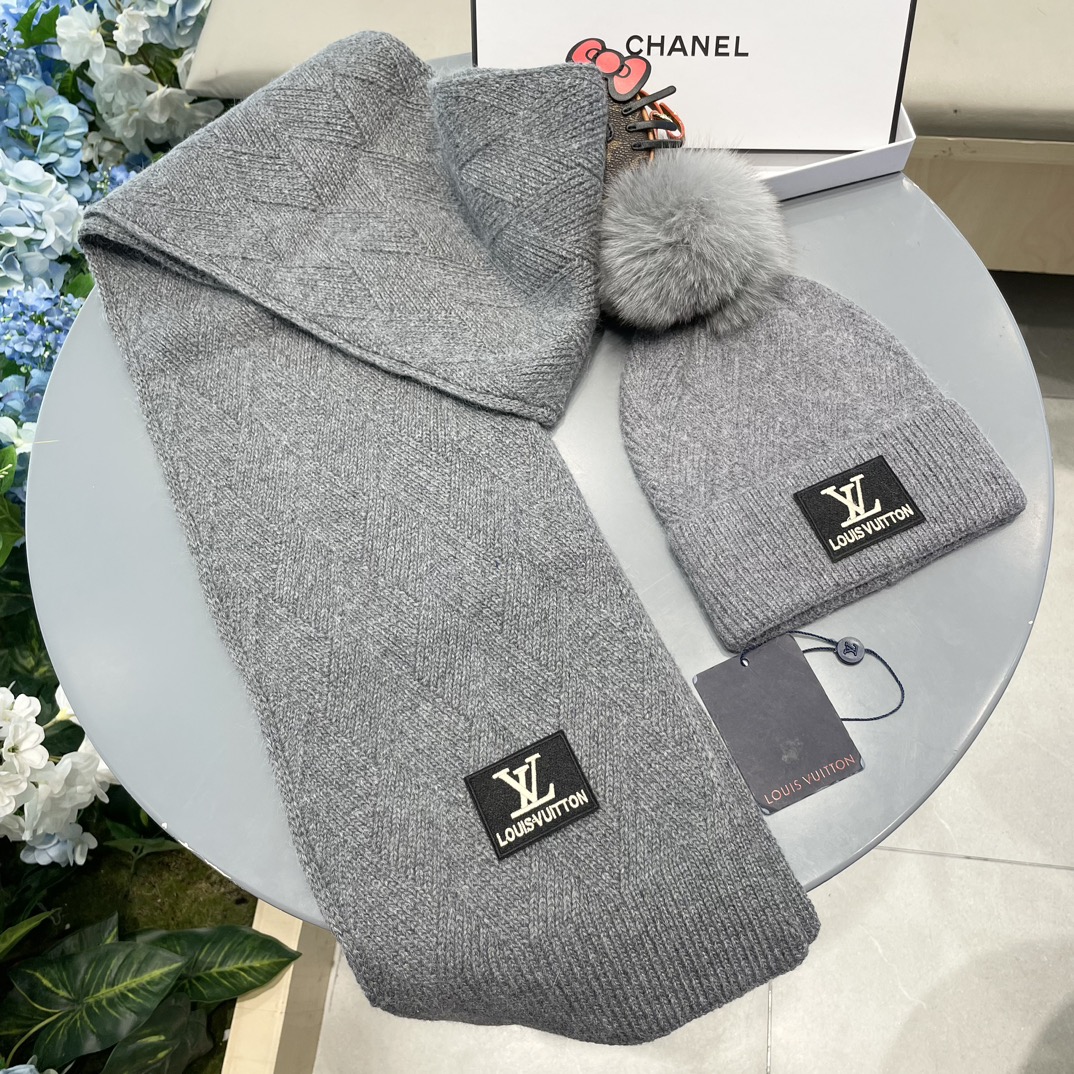 LV2件套羊毛套装狐狸毛帽子围巾经典套装帽子！暖暖哒超级舒服冬日小姐姐减龄神器哦这个冬天你就差这么一套套