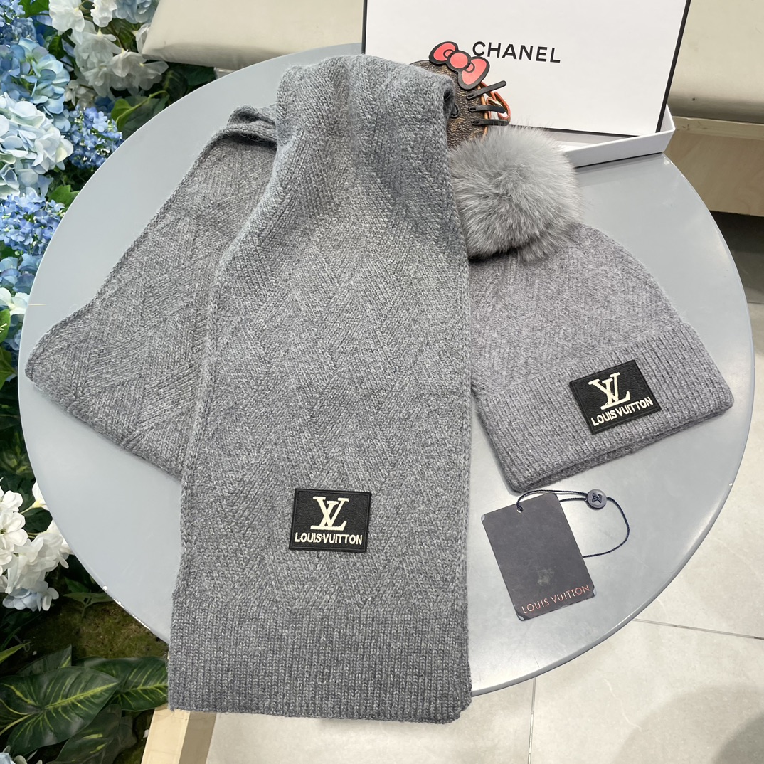 LV2件套羊毛套装狐狸毛帽子围巾经典套装帽子！暖暖哒超级舒服冬日小姐姐减龄神器哦这个冬天你就差这么一套套