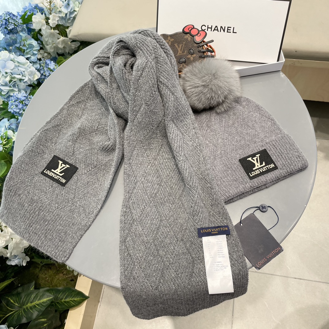 LV2件套羊毛套装狐狸毛帽子围巾经典套装帽子！暖暖哒超级舒服冬日小姐姐减龄神器哦这个冬天你就差这么一套套