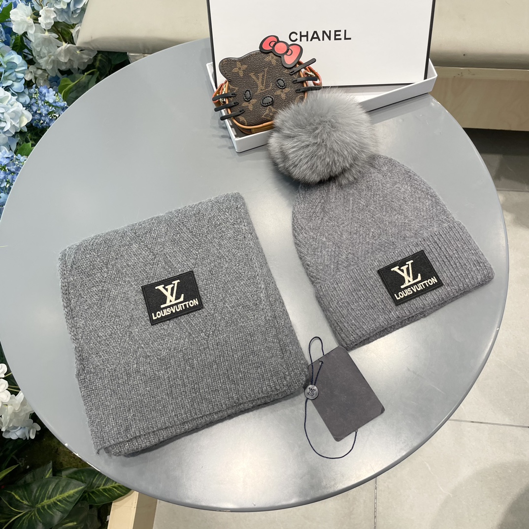 LV2件套羊毛套装狐狸毛帽子围巾经典套装帽子！暖暖哒超级舒服冬日小姐姐减龄神器哦这个冬天你就差这么一套套