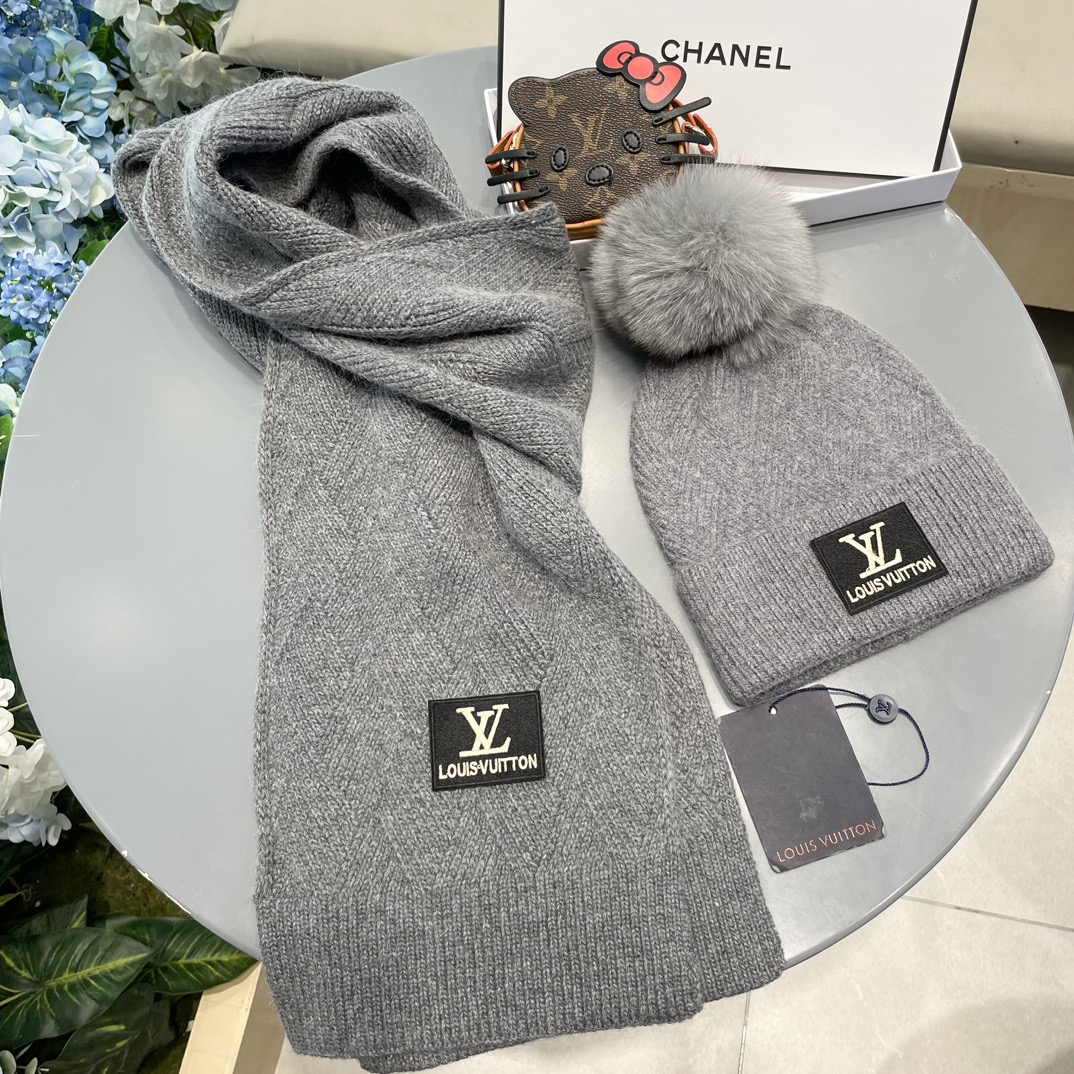 LV2件套羊毛套装狐狸毛帽子围巾经典套装帽子！暖暖哒超级舒服冬日小姐姐减龄神器哦这个冬天你就差这么一套套