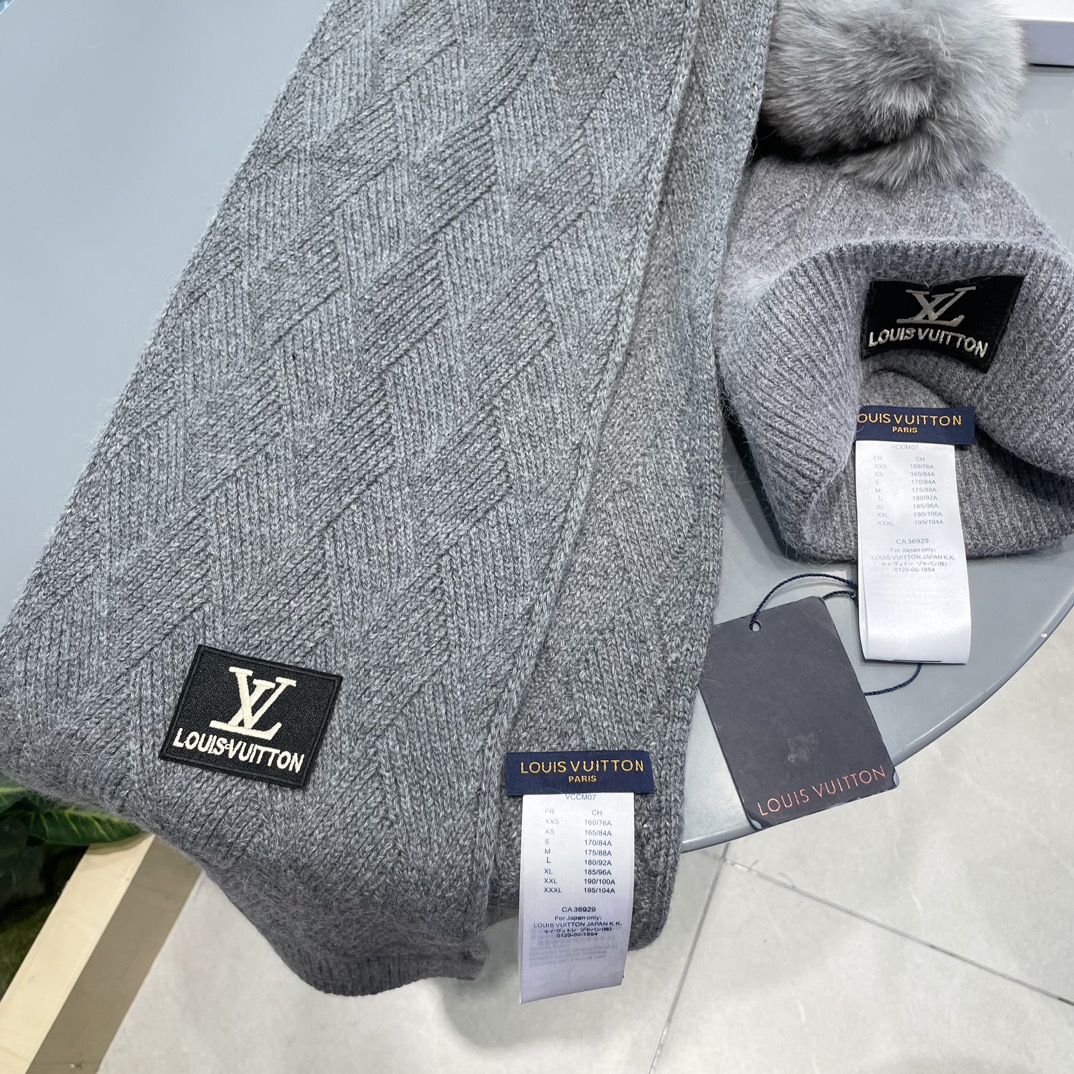 LV2件套羊毛套装狐狸毛帽子围巾经典套装帽子！暖暖哒超级舒服冬日小姐姐减龄神器哦这个冬天你就差这么一套套