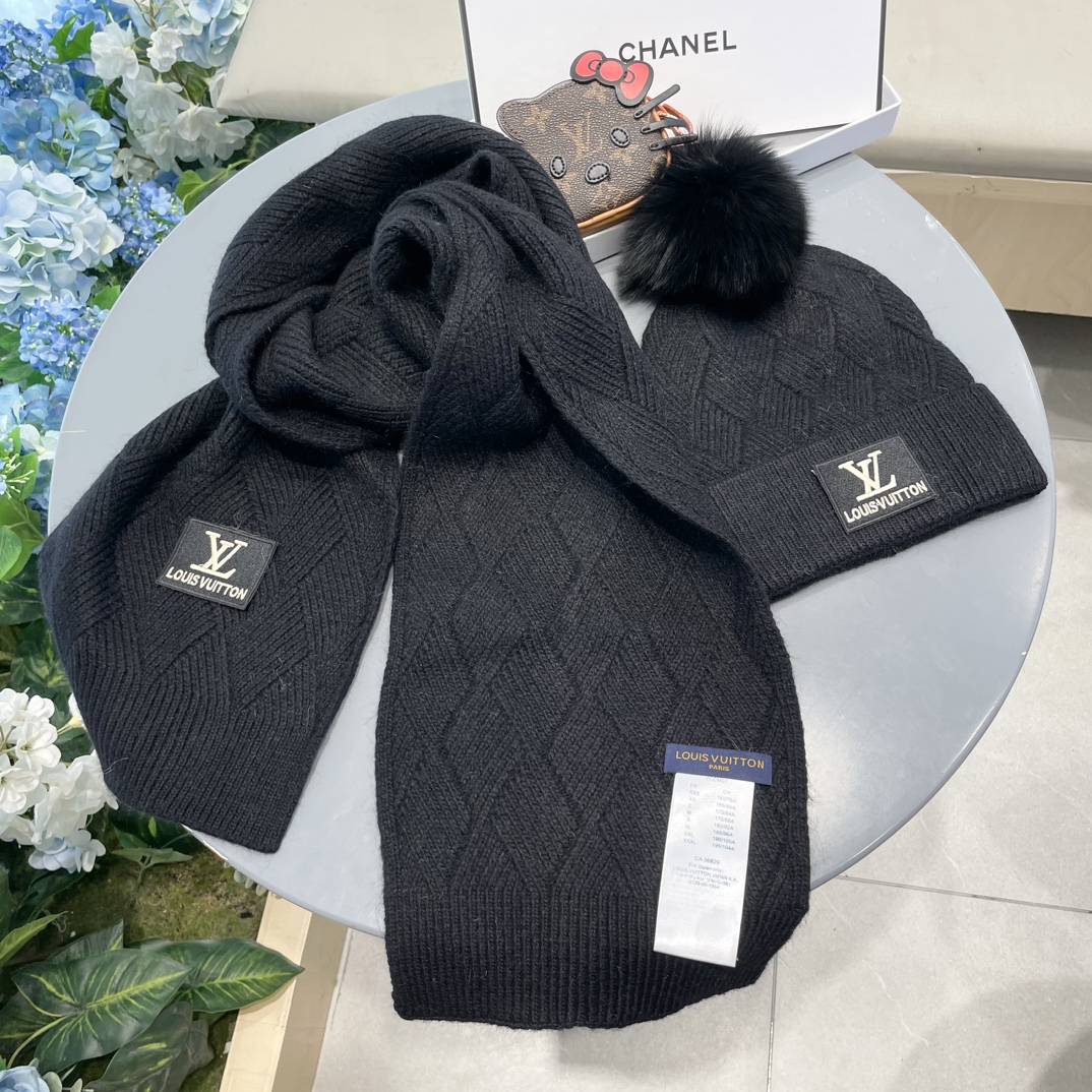 LV2件套羊毛套装狐狸毛帽子围巾经典套装帽子！暖暖哒超级舒服冬日小姐姐减龄神器哦这个冬天你就差这么一套套