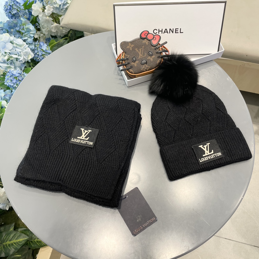 LV2件套羊毛套装狐狸毛帽子围巾经典套装帽子！暖暖哒超级舒服冬日小姐姐减龄神器哦这个冬天你就差这么一套套