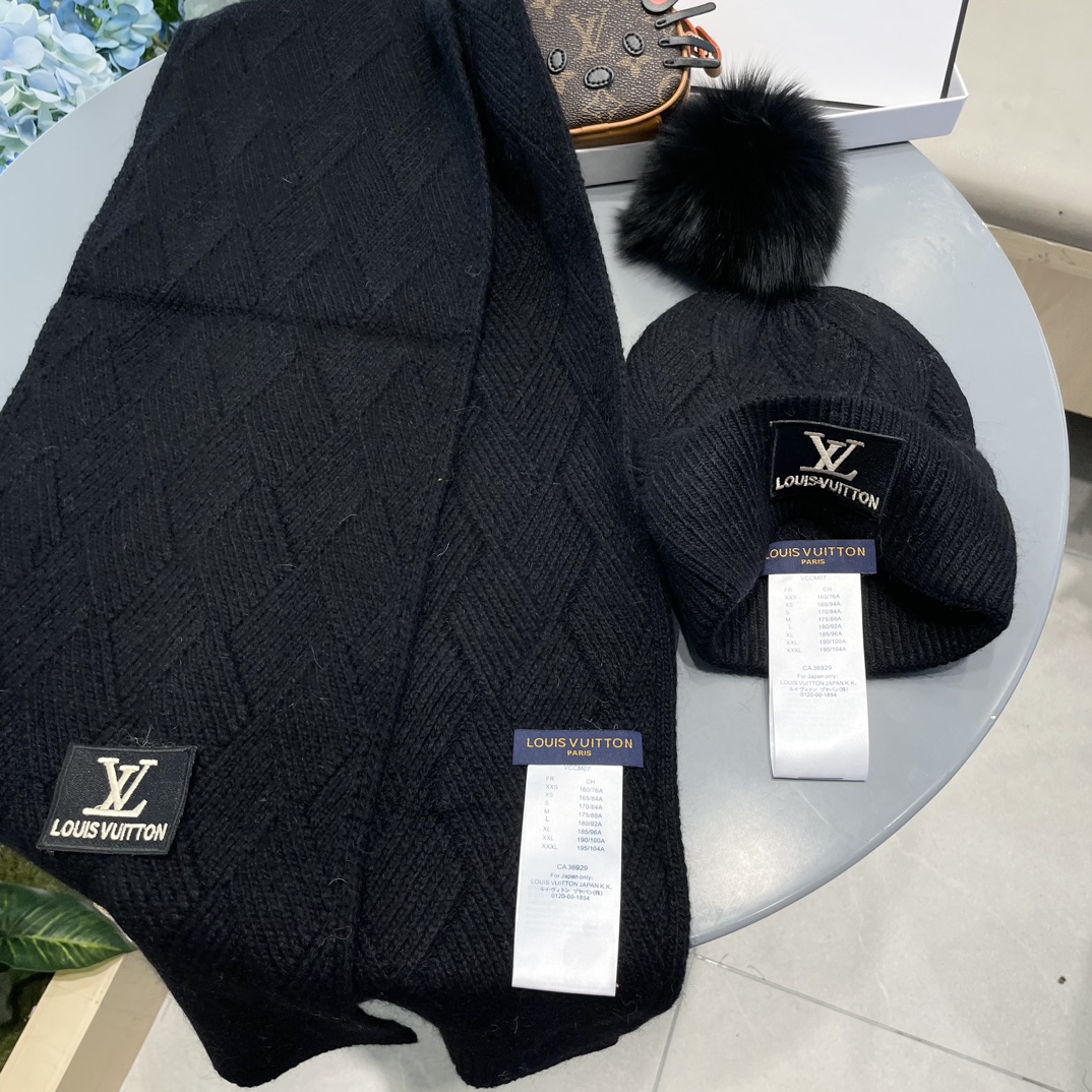 LV2件套羊毛套装狐狸毛帽子围巾经典套装帽子！暖暖哒超级舒服冬日小姐姐减龄神器哦这个冬天你就差这么一套套
