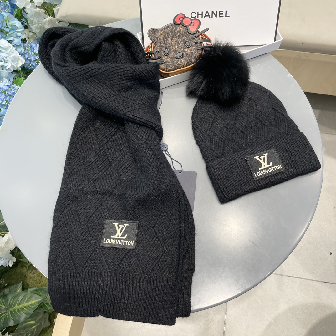 LV2件套羊毛套装狐狸毛帽子围巾经典套装帽子！暖暖哒超级舒服冬日小姐姐减龄神器哦这个冬天你就差这么一套套