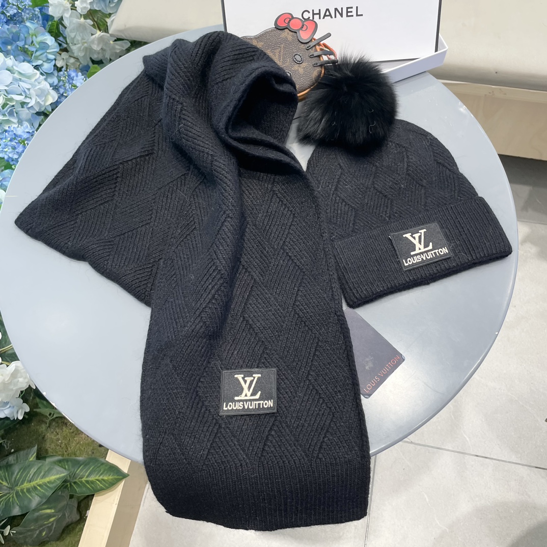 LV2件套羊毛套装狐狸毛帽子围巾经典套装帽子！暖暖哒超级舒服冬日小姐姐减龄神器哦这个冬天你就差这么一套套