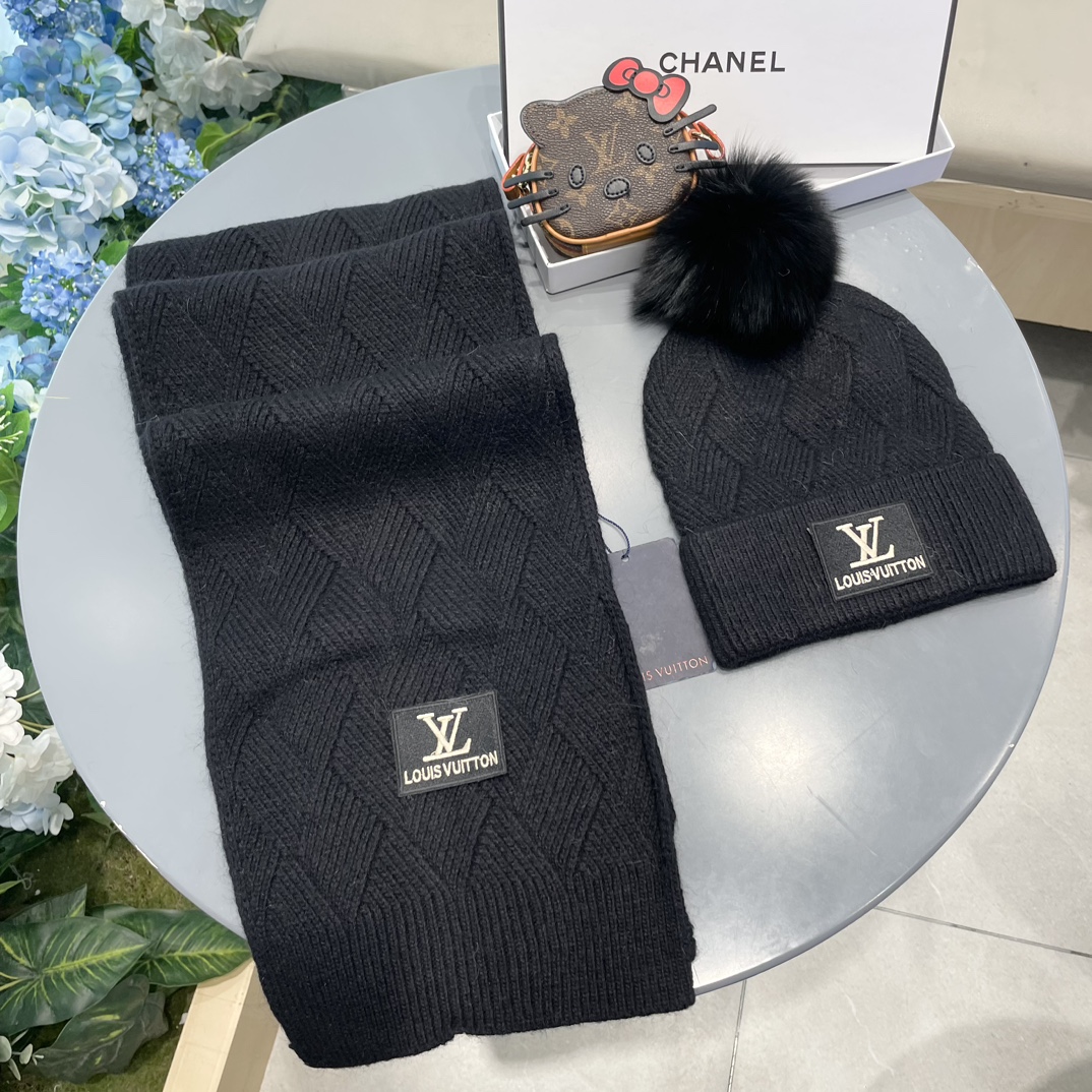 LV2件套羊毛套装狐狸毛帽子围巾经典套装帽子！暖暖哒超级舒服冬日小姐姐减龄神器哦这个冬天你就差这么一套套
